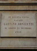 Targa accanto alla casa di Gaetano Donizetti a Borgo Canale in Bergamo Alta